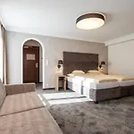 Glanz & Glory Hotel