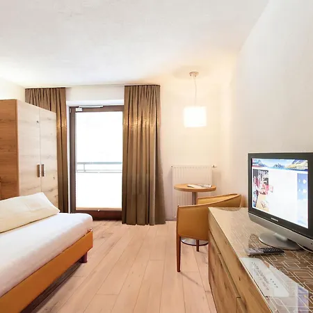 Glanz & Glory Hotel 4*